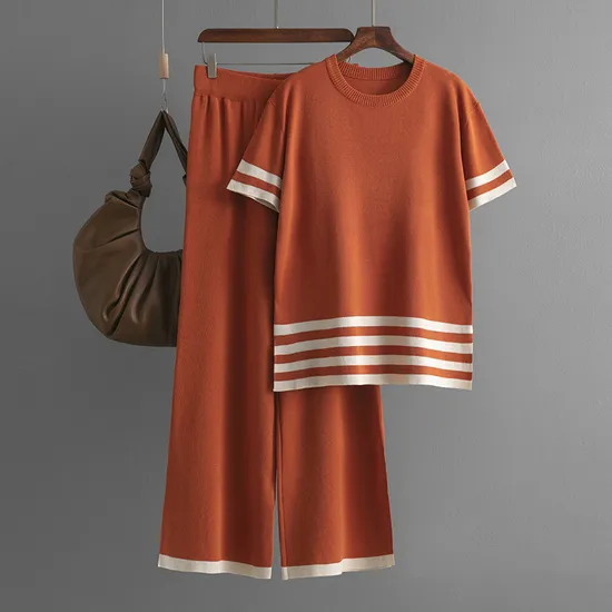 Roupas femininas de malha com gola redonda e listras coloridas